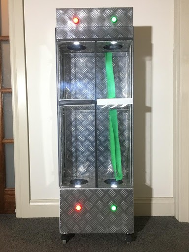 Self-closing air-conditioning vent in demonstration cabinet