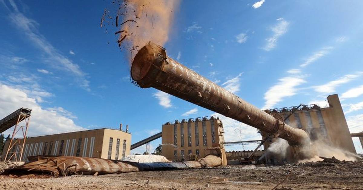 Morwell Power Station chimneys demolished