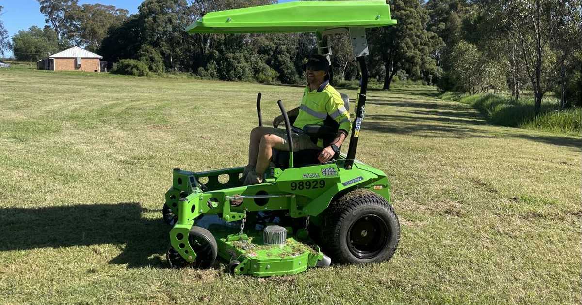 Electric ride-on lawnmower