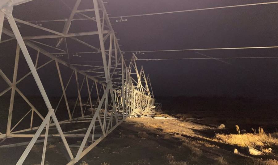 Toppled transmission tower at Tailem Bend.