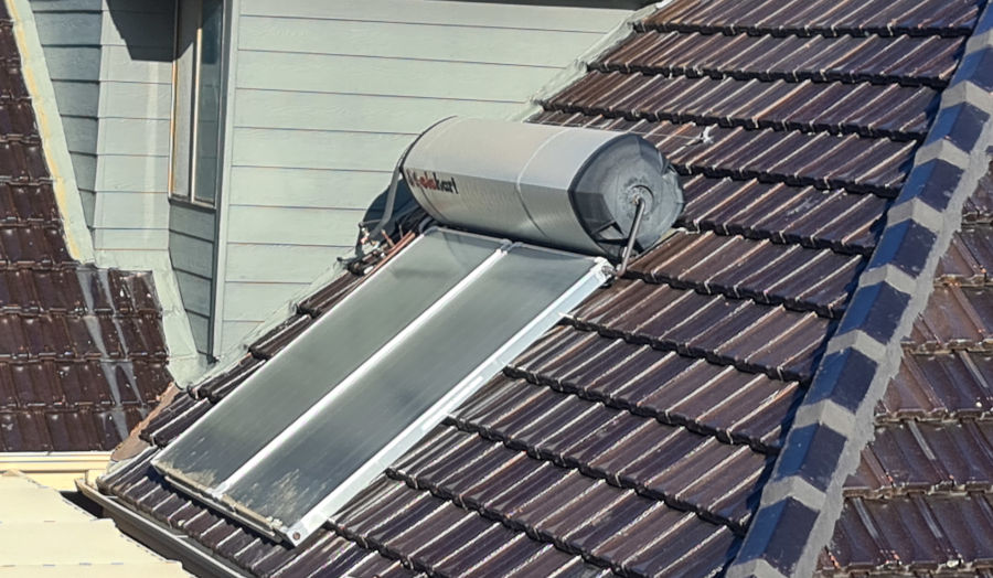 Close coupled solar hot water