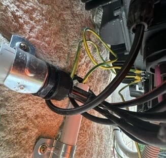 Battery earthed with 6mm cables.