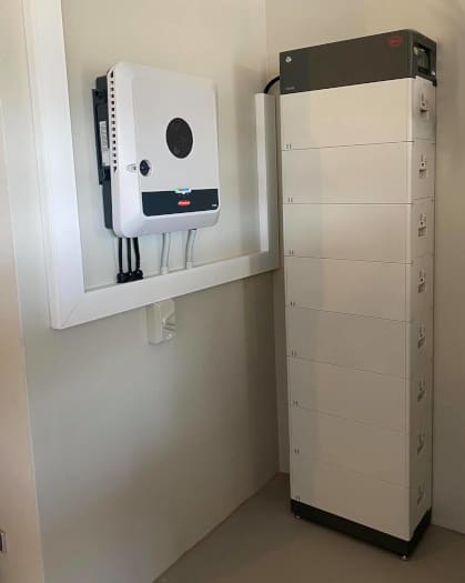 A BYD B-Box that stacks higher than the Fronius inverter connected to it.