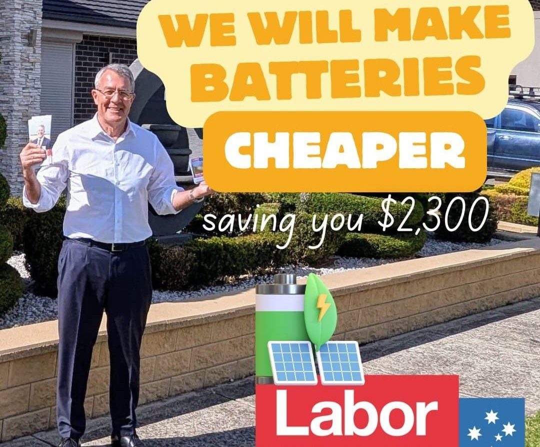 Politician Mark Dreyfus promotes Labor's battery rebate