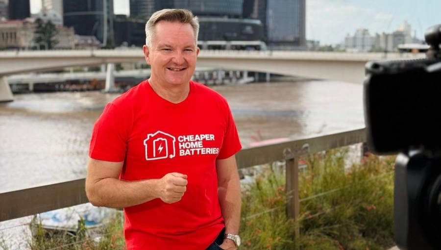 Minister Chris Bowen promoting government battery rebate.