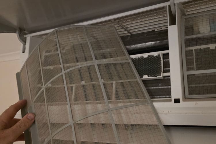 Air con screen